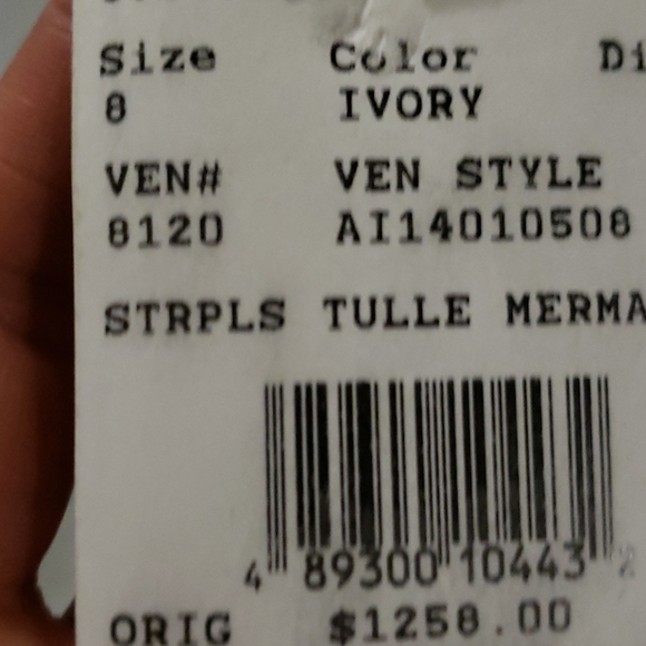 Tule Mermaid Oleg Cassini Wedding Dress in Ivory - Picture 12 of 16